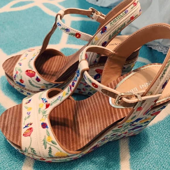 Gianna Bini Embroidered Wedges - Picture 4 of 5